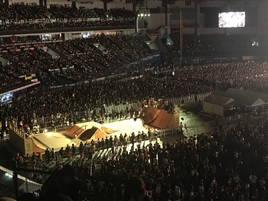 AIR JAM 横浜スタジアムのスケートランプと観客