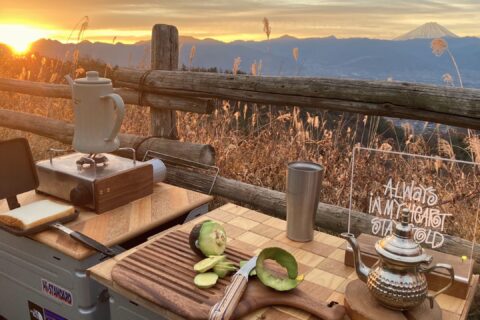 キャンプの朝、湯を沸かしながら過ごす静かな時間