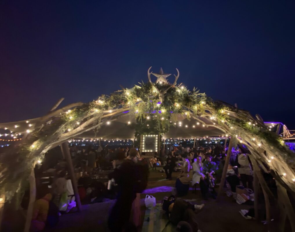 夜の横浜で静かに広がるGREENROOM FESTIVALの雰囲気