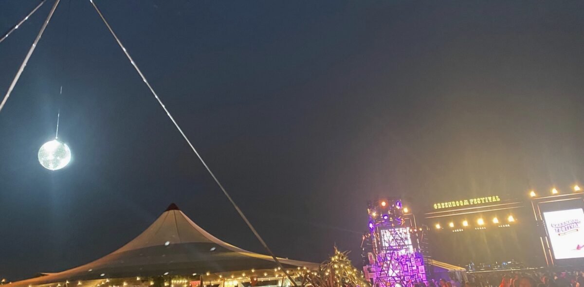 夜の横浜で静かに広がるGREENROOM FESTIVALの雰囲気