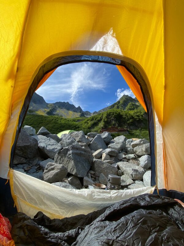 夜を越えたあとのテントから見える朝の景色