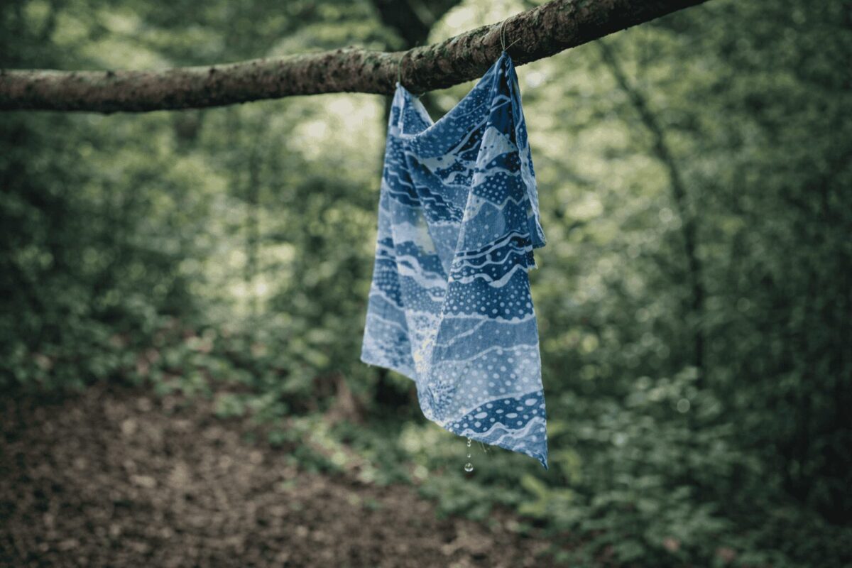 屋外で風に揺れながら乾いているてぬぐい