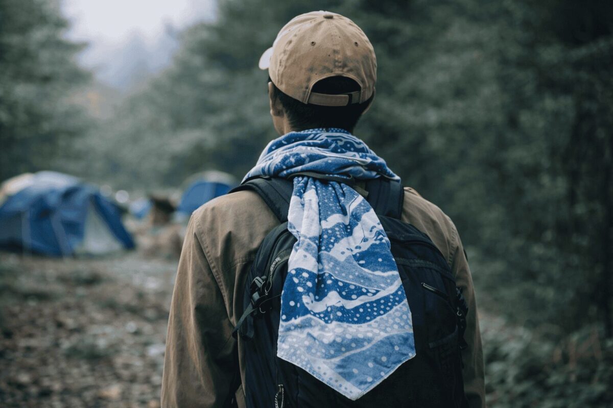 屋外でてぬぐいを首に巻いた後ろ姿