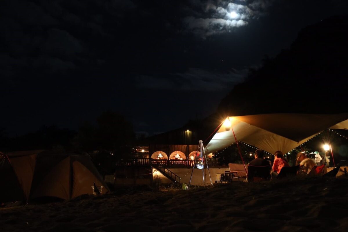 洗顔できない夜のキャンプサイトの静かな空気感