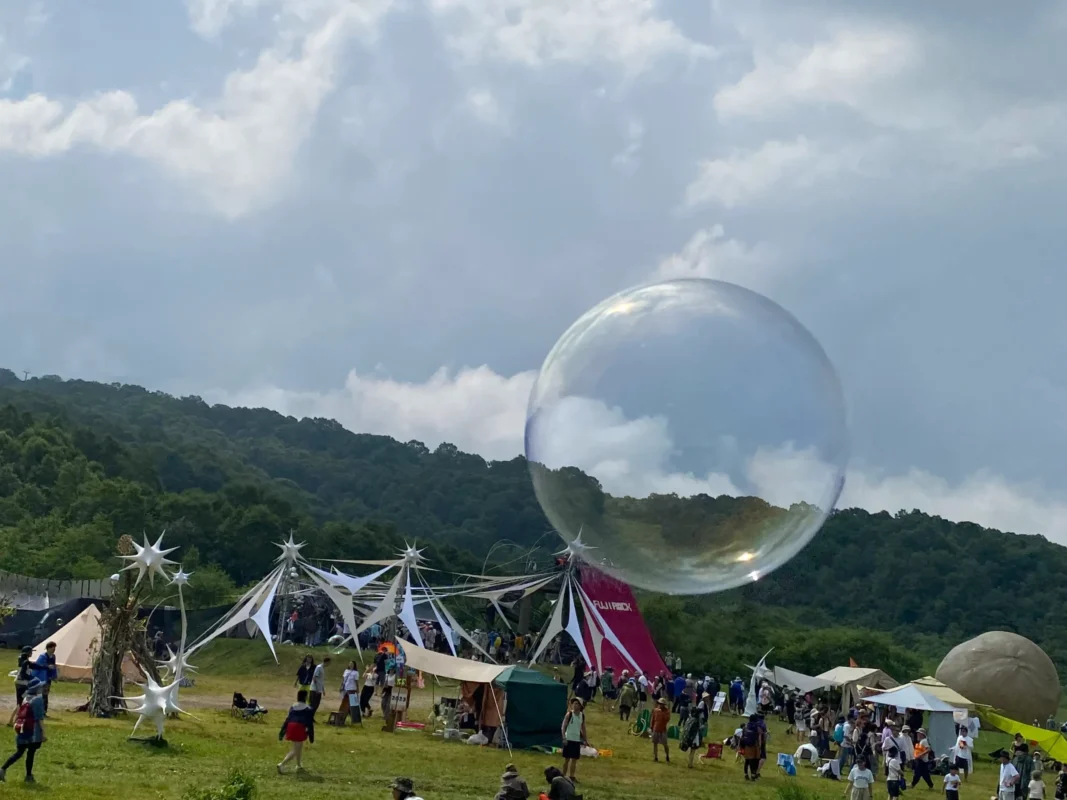 フジロックの会場内にあるアートエリアの開放的な風景