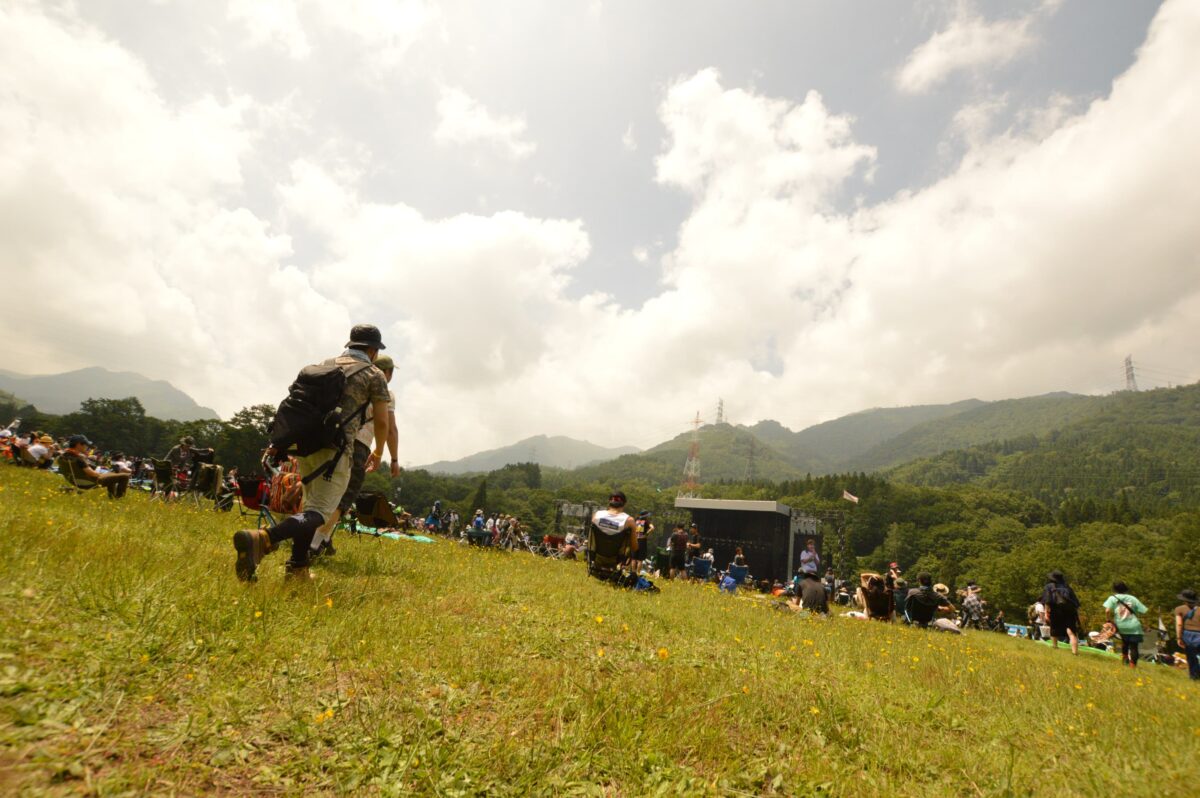 芝生の斜面から見たフジロックのGREEN STAGE