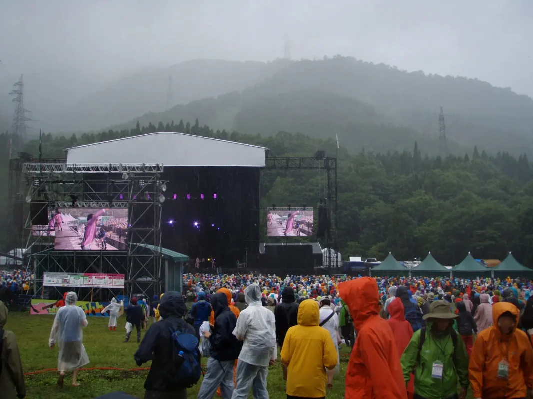 フジロックの雨の日のグリーンステージと観客の様子