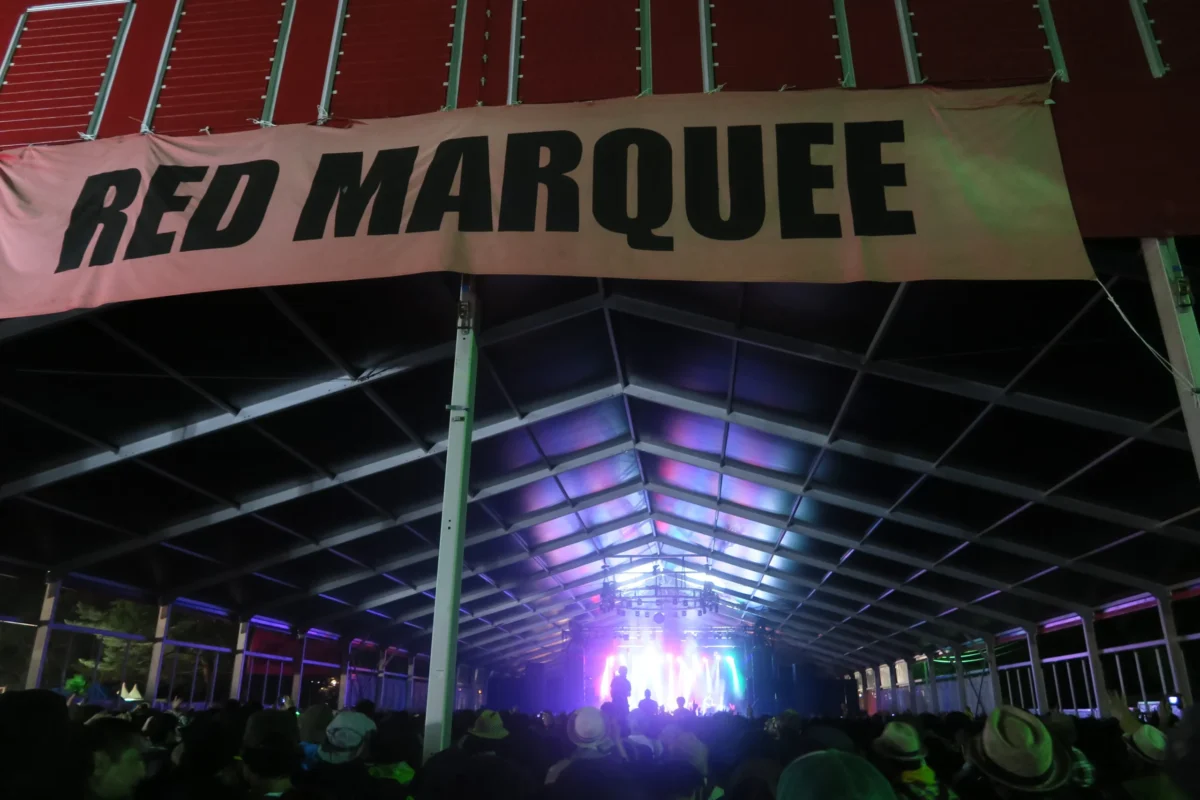 フジロックの夜を象徴するテント型ステージ RED MARQUEE