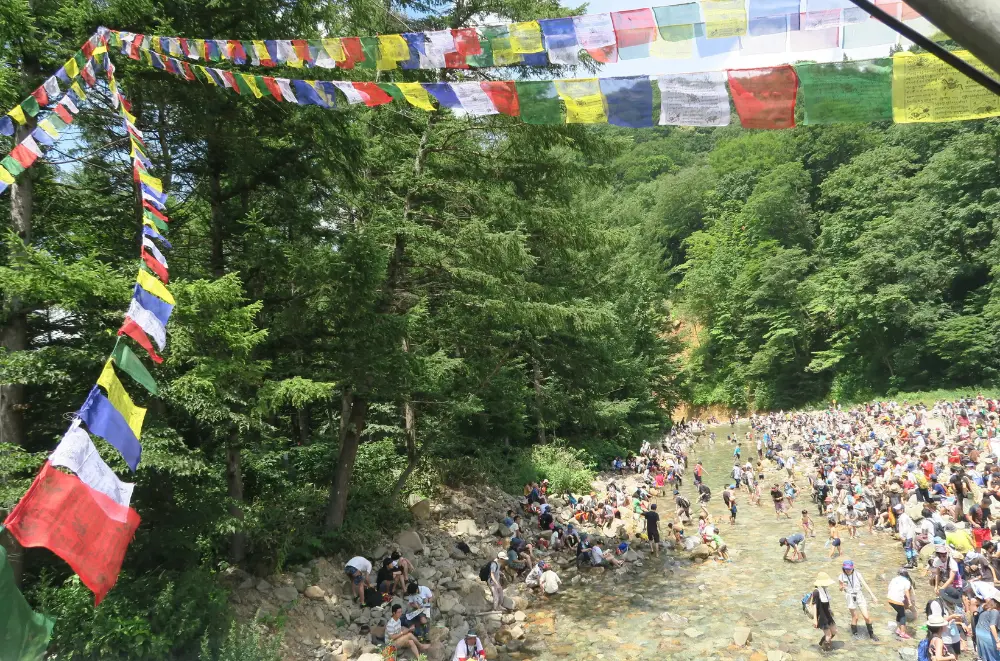 フジロックの川エリアでリラックスする来場者の様子