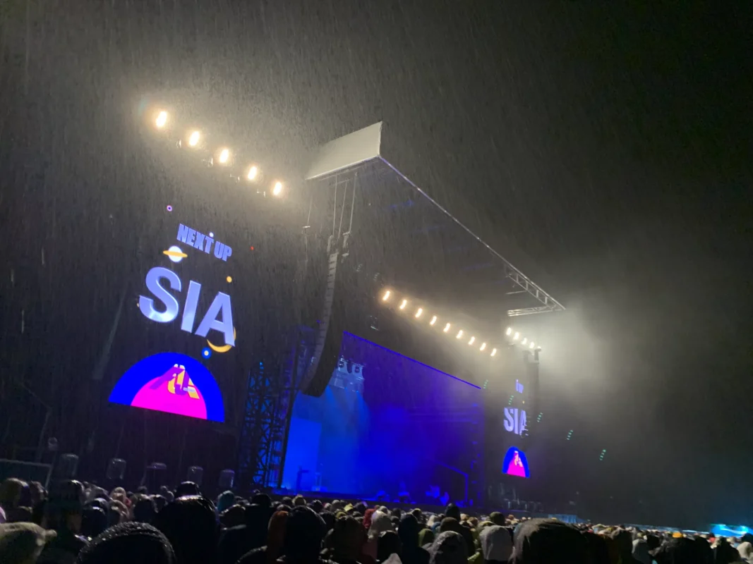 フジロックでSIAのライブ中に強い雨が降る様子