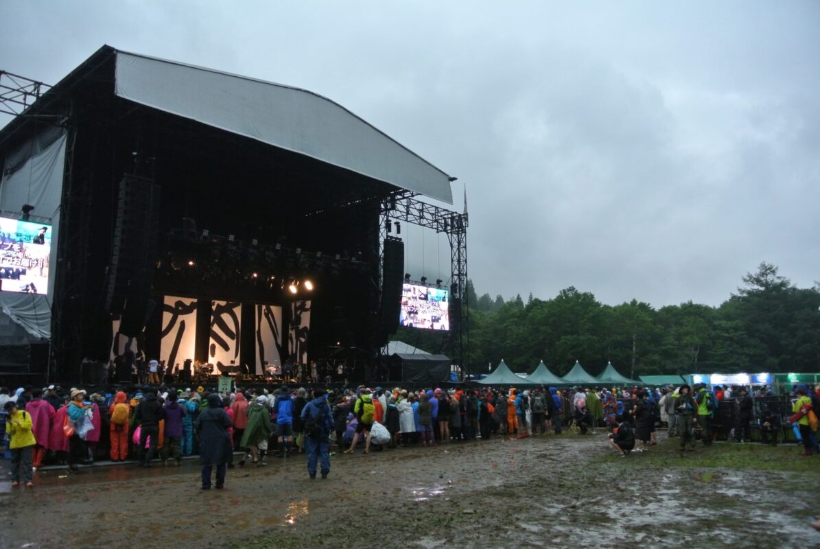 fujirock-white-stage-rain