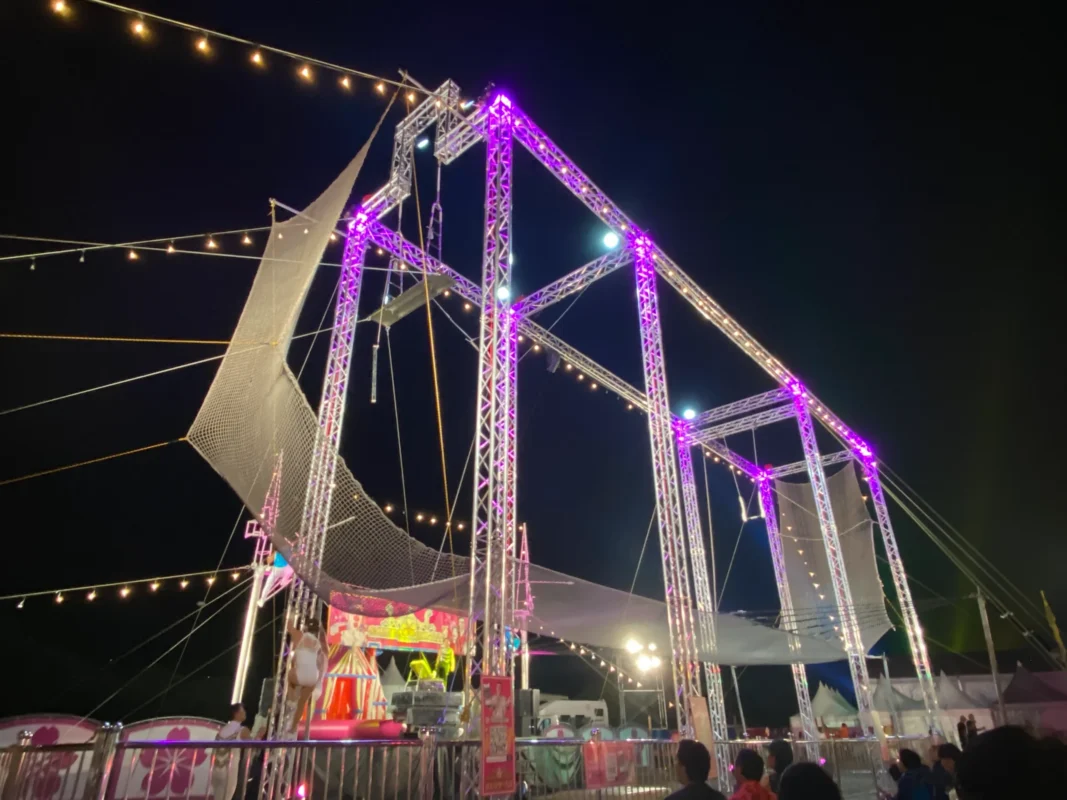 フジロックのTHE PALACE OF WONDER屋外エリアにある夜のサーカス設備