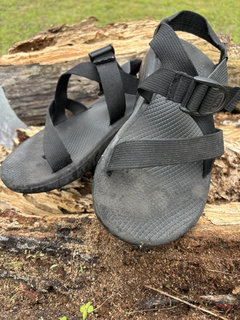 履き込んだChacoサンダルのストラップとフットベッド